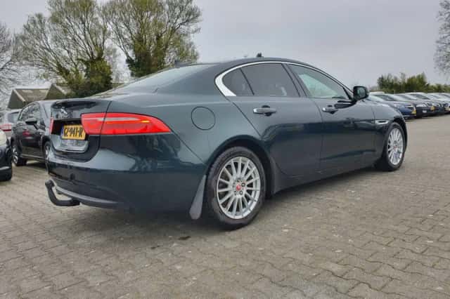Jaguar XE (2015) thumbnail 6