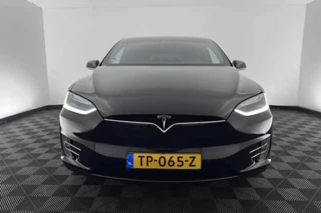 Tesla Model X (2018) thumbnail 3