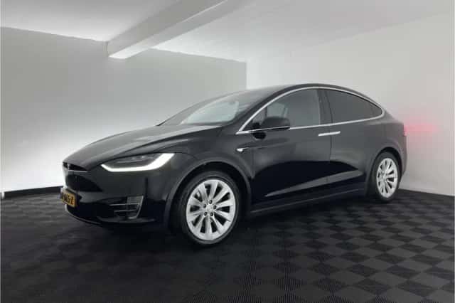 Tesla Model X (2018) thumbnail 4