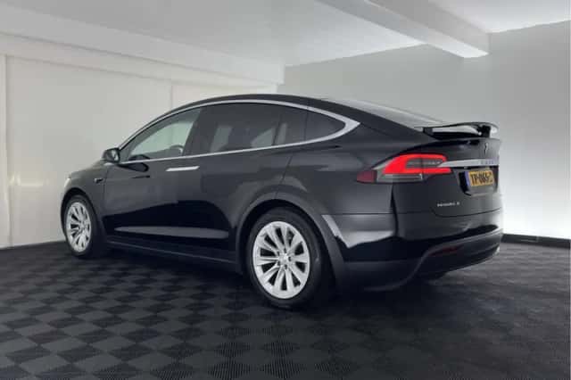 Tesla Model X (2018) thumbnail 5