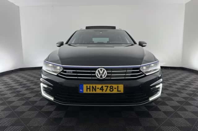 Volkswagen Passat (2015) thumbnail 3