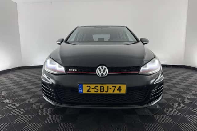 Volkswagen Golf (2013) thumbnail 3
