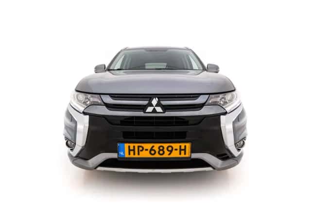 Mitsubishi Outlander (2015) thumbnail 3