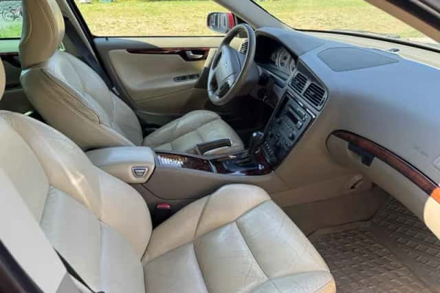 Volvo V70 (2004) thumbnail 5