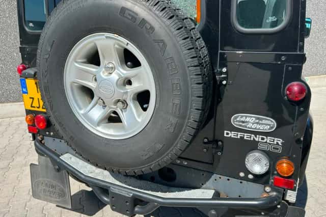 Land Rover Defender (2003) thumbnail 5