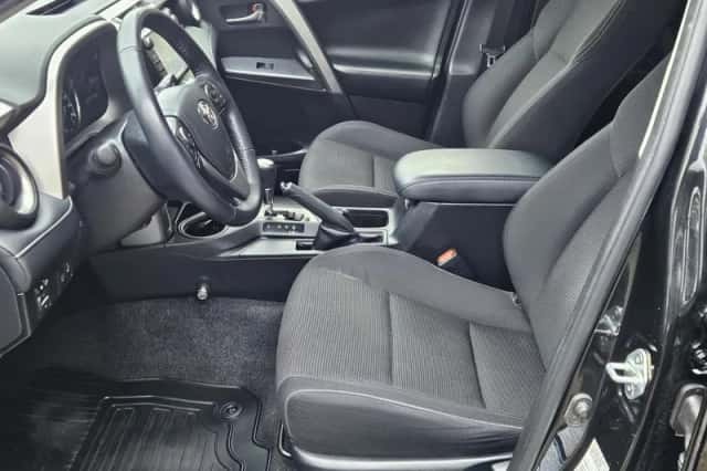 Toyota RAV4 (2018) thumbnail 2