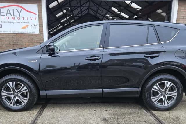 Toyota RAV4 (2018) thumbnail 3