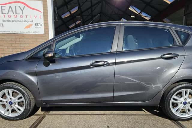 Ford Fiesta (2016) thumbnail 3