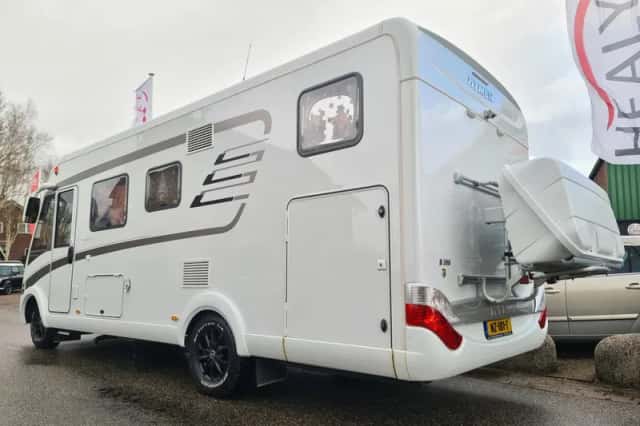 Hymer B 588 (2016) thumbnail 3