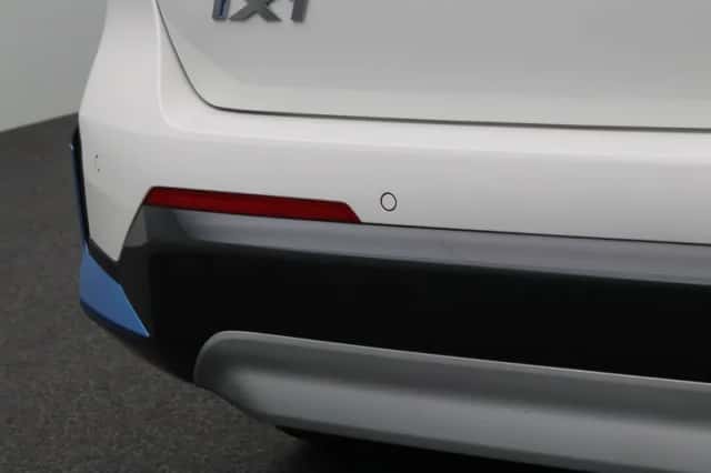 BMW iX1 (2023) thumbnail 6