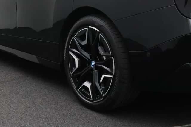 BMW iX (2022) thumbnail 5