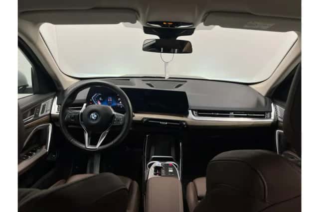 BMW iX1 (2023) thumbnail 4