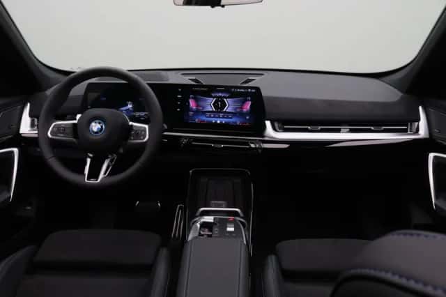BMW iX1 (2026) thumbnail 3