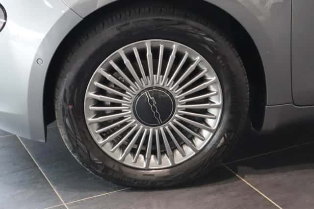 Fiat 500 (2023) thumbnail 5