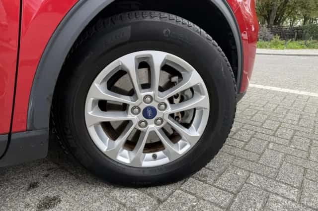 Ford Kuga (2020) thumbnail 3