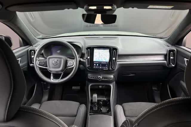 Volvo XC40 (2023) thumbnail 3