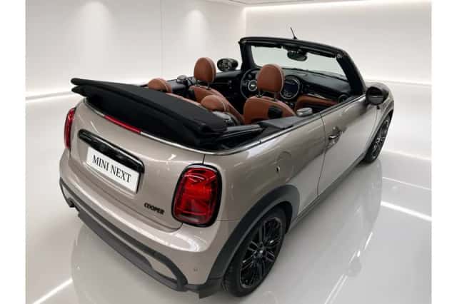 MINI Cabrio (2023) thumbnail 4