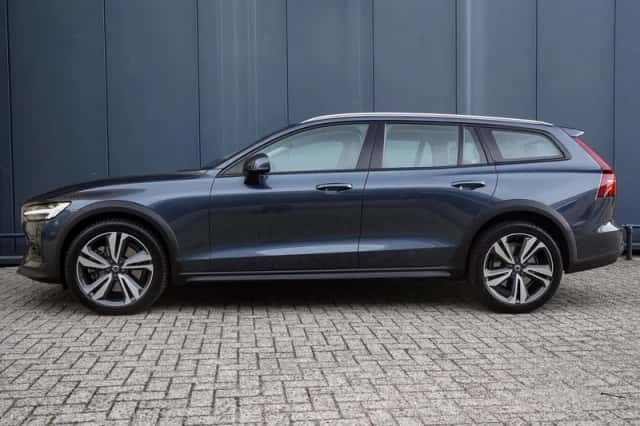 Volvo V60 (2021) thumbnail 3