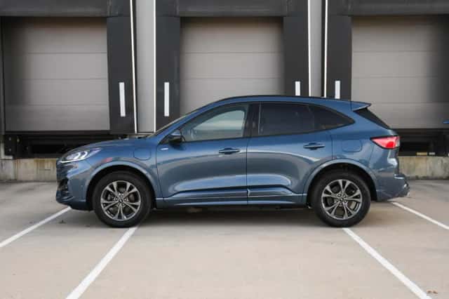 Ford Kuga (2023) thumbnail 3