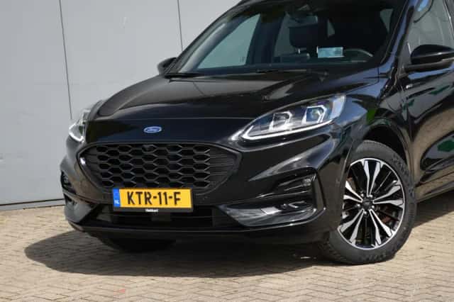 Ford Kuga (2023) thumbnail 2