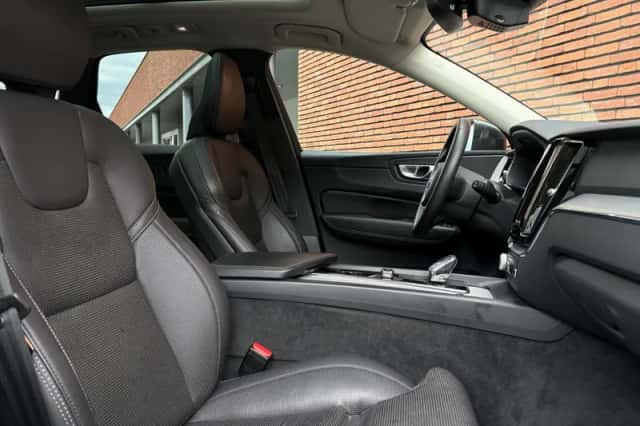 Volvo XC60 (2023) thumbnail 3