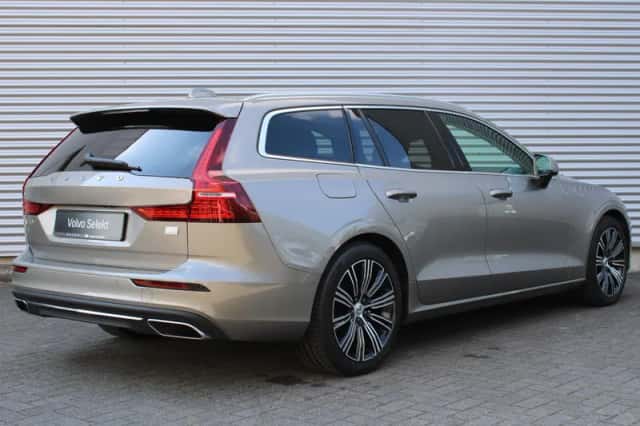 Volvo V60 (2022) thumbnail 2