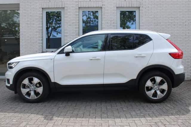 Volvo XC40 (2022) thumbnail 3