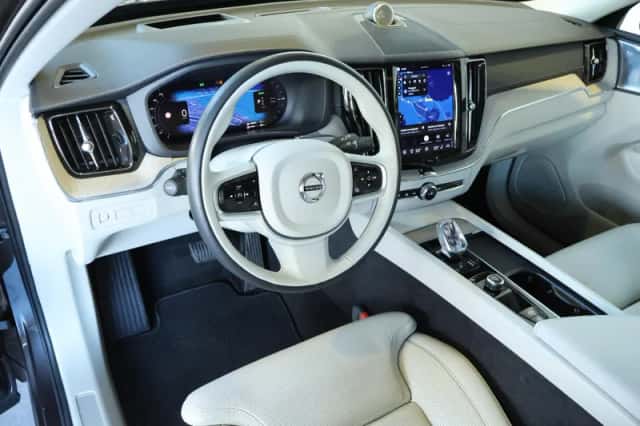 Volvo XC60 (2023) thumbnail 2