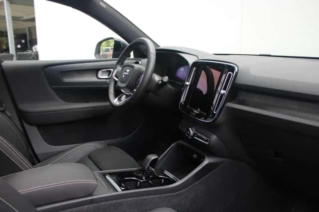 Volvo XC40 (2023) thumbnail 4