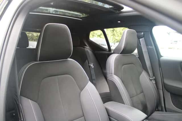 Volvo XC40 (2023) thumbnail 5