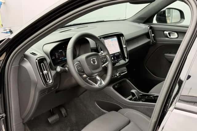 Volvo XC40 (2023) thumbnail 3