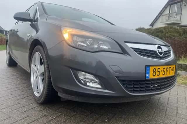 Opel Astra (2011) thumbnail 2