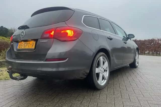 Opel Astra (2011) thumbnail 3