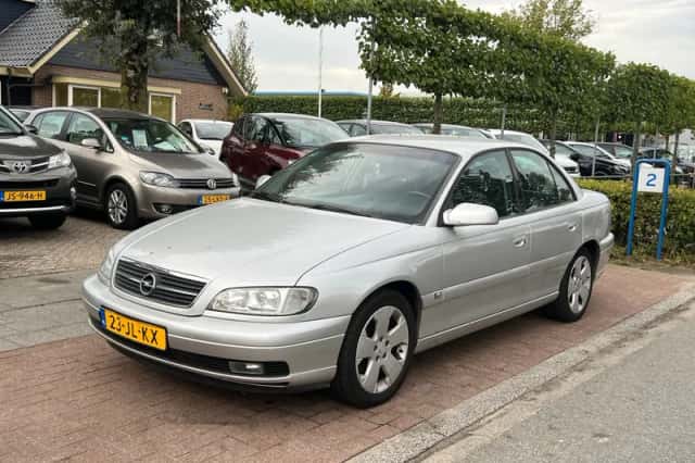 Opel Omega (2002) thumbnail 2