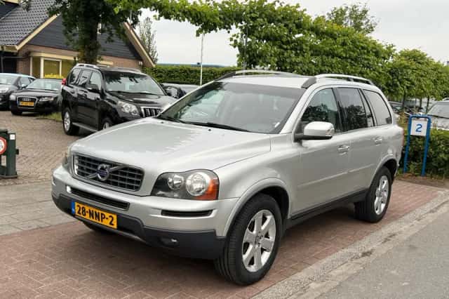 Volvo XC90 (2010) thumbnail 2