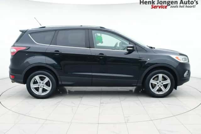 Ford Kuga (2017) thumbnail 2
