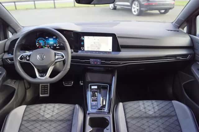 Volkswagen Golf (2024) thumbnail 4