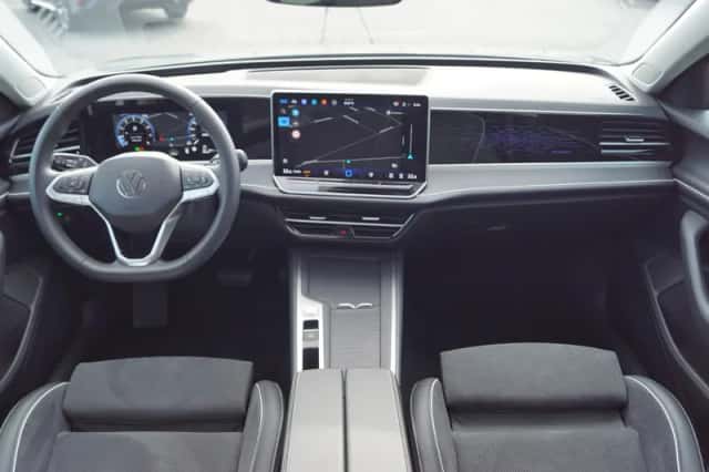 Volkswagen Passat (2024) thumbnail 4