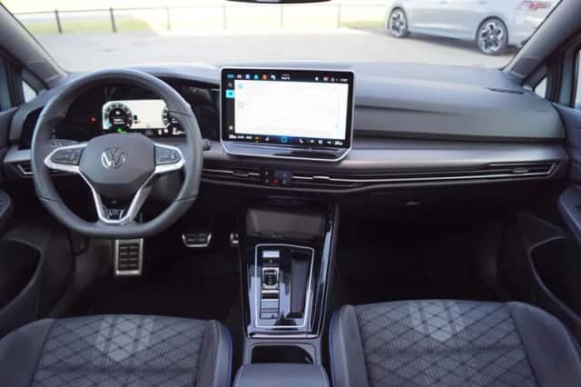Volkswagen Golf (2025) thumbnail 4