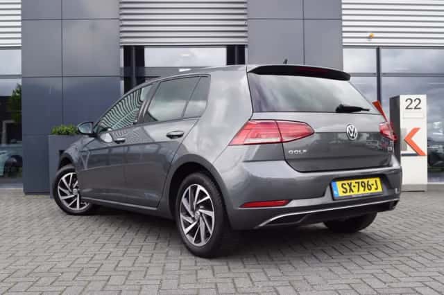 Volkswagen Golf (2017) thumbnail 2