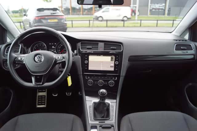 Volkswagen Golf (2017) thumbnail 4