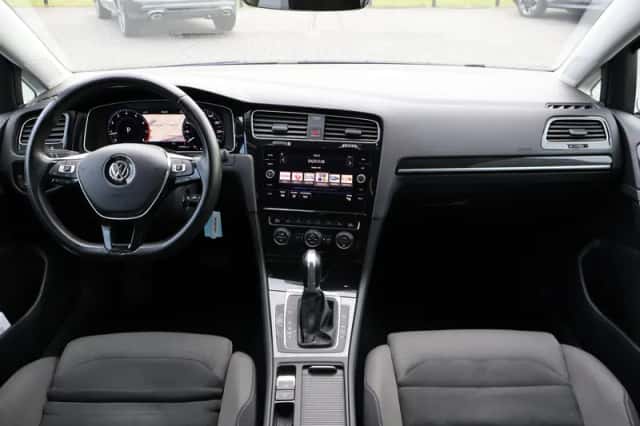 Volkswagen Golf (2017) thumbnail 4