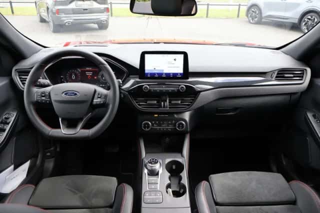 Ford Kuga (2023) thumbnail 4