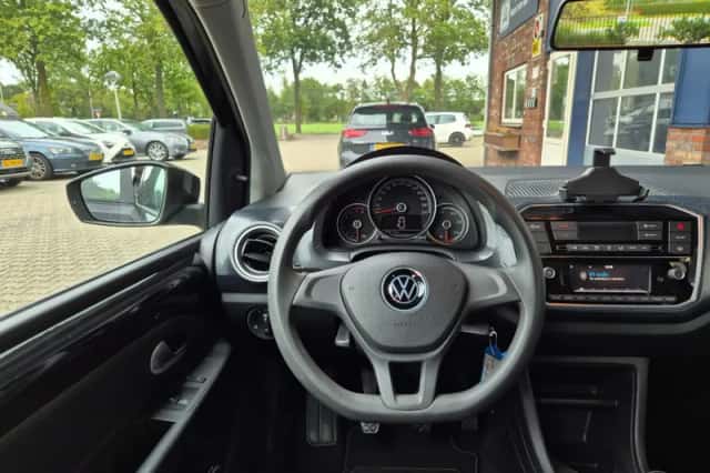 Volkswagen Up! (2020) thumbnail 4