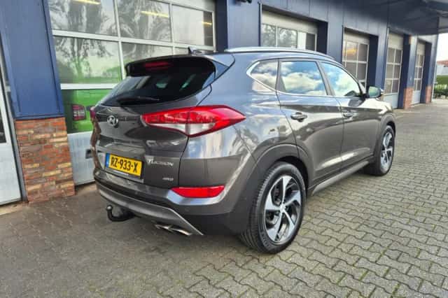 Hyundai Tucson (2015) thumbnail 2