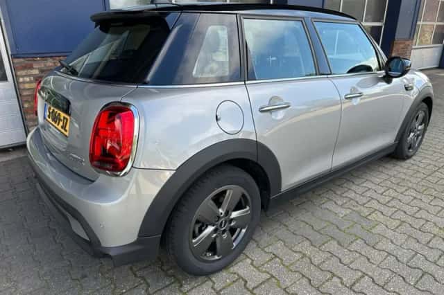 MINI Cooper (2023) thumbnail 2