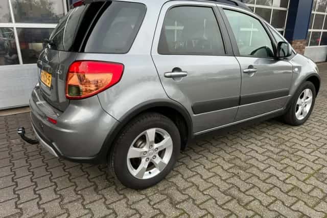 Suzuki SX4 (2011) thumbnail 2