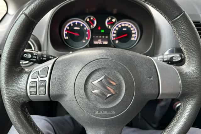 Suzuki SX4 (2011) thumbnail 4