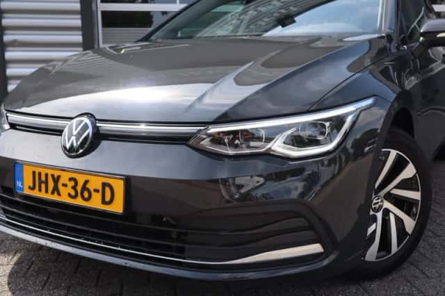 Volkswagen Golf (2023) thumbnail 2