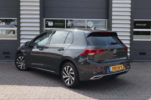 Volkswagen Golf (2023) thumbnail 3